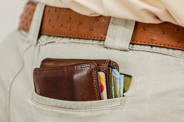 財布（メンズ）をポケットに入れて持ち歩く人必見！ポケットに入れやすい財布とは？